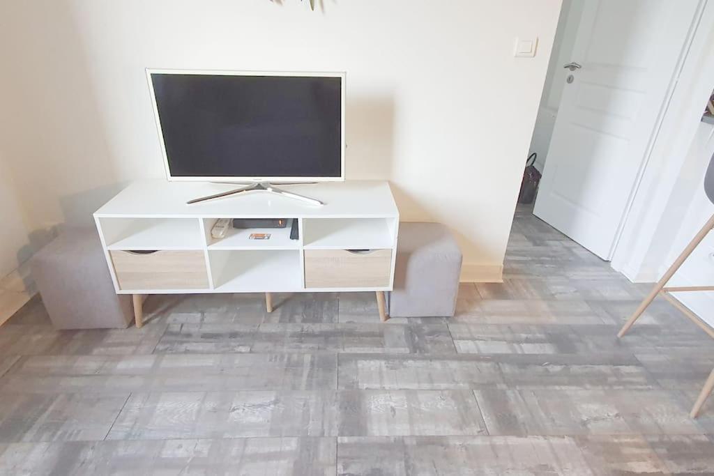 Apartment Paradise: Family-friendly Oasis With Free Parking And Wi-fi *